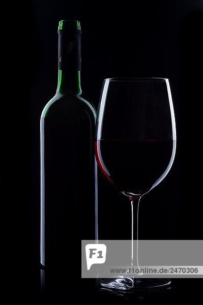 Nahaufnahme von Glas und Flasche Rotwein