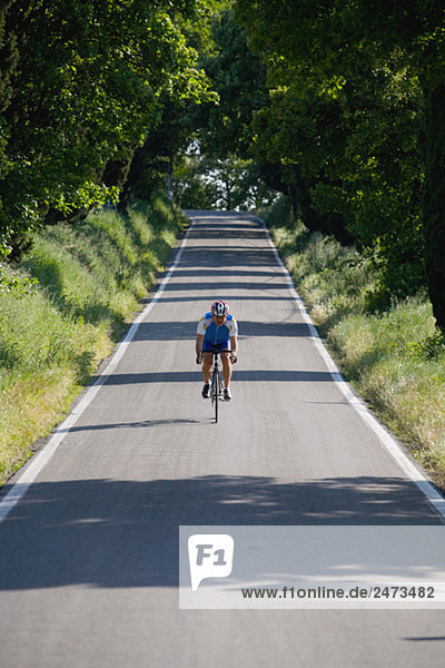 Radfahrer Fahrradfahren auf einsame Road  Vorderansicht