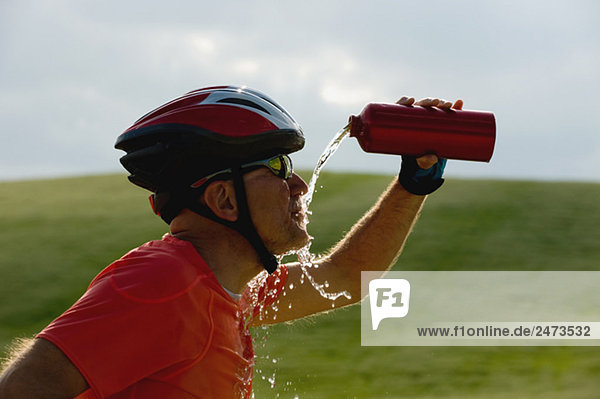 Seitenansicht einer Trinkwasser ein Radrennfahrer