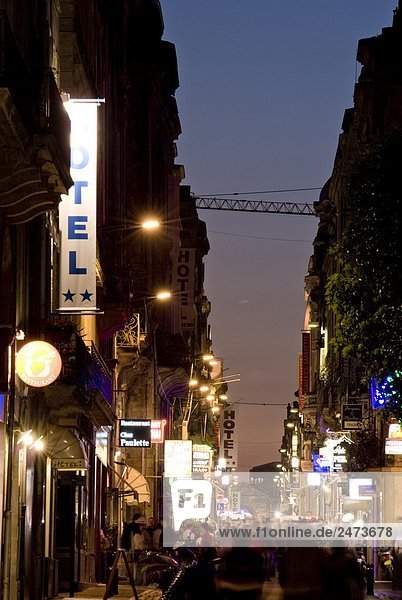 Überfüllten Stadt Markt in der Nacht beleuchtet
