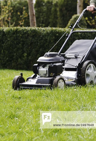 Person die Hand mit Rasen mover