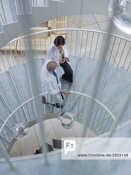 Ärzte auf Wendeltreppe hinauf bewegen