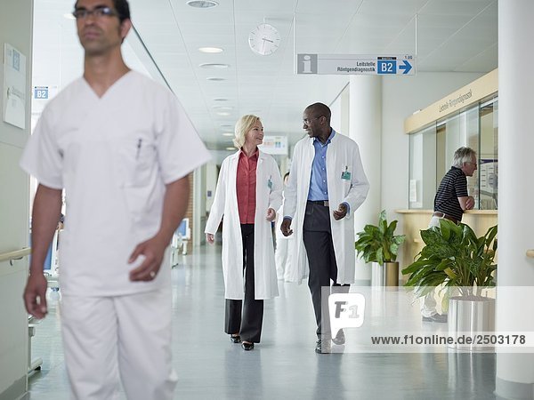 Ärzte Wandern im Korridor Krankenhaus