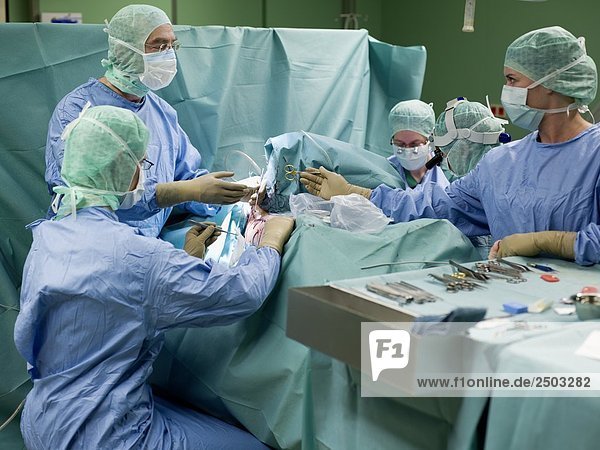 Chirurgen ausführen Vorgangs im Operationsraum
