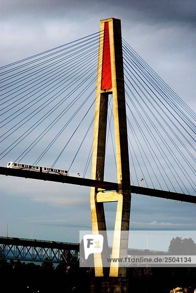 Skytrain Brücke über den Fraser River zwischen Vancouver und New Westminster mit Surrey  BC  Kanada