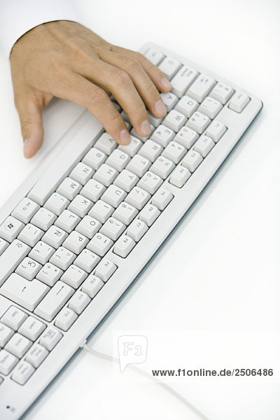 Handeingabe auf der Tastatur  Hochwinkelansicht