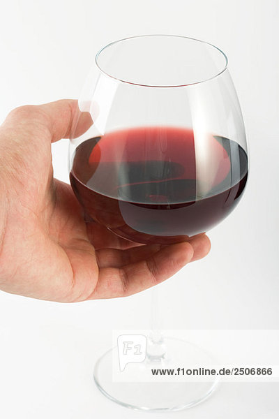 Hand haltendes Glas Rotwein