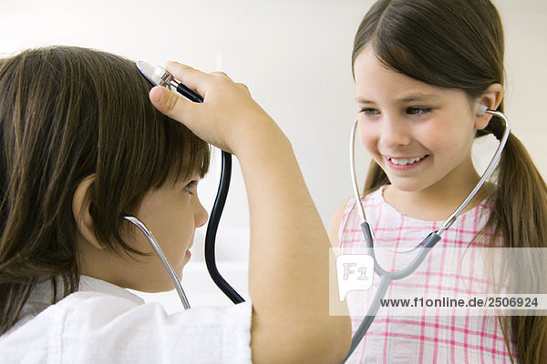 Kinder beim Spielen mit Stethoskopen