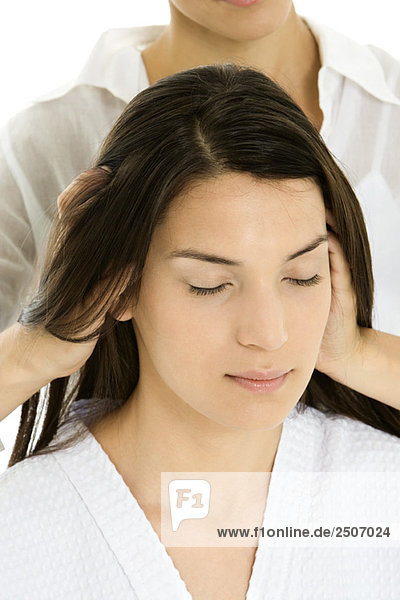 Frau erhält Kopfmassage  Hände im Haar  entspannt mit geschlossenen Augen