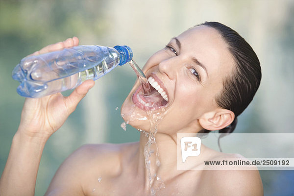 Junge Frau trinkt Wasser  Nahaufnahme  Portrait