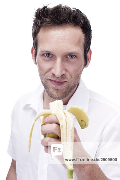 Porträt eines jungen Mannes mit einer Banane  Nahaufnahme