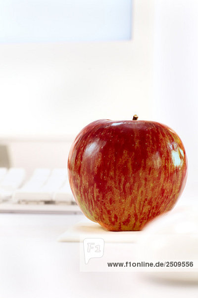 Roter Apfel auf dem Schreibtisch