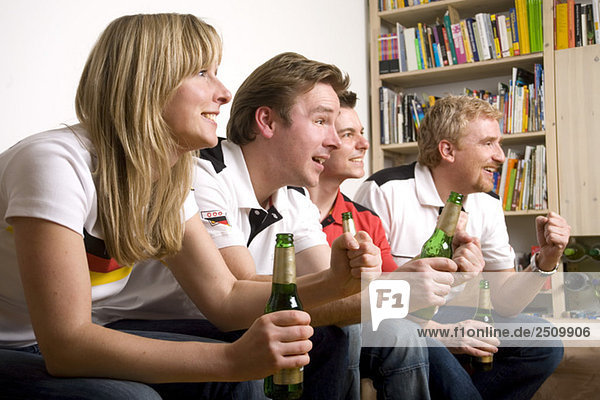 Fußballfans schauen Fußball-Spiel im Fernsehen
