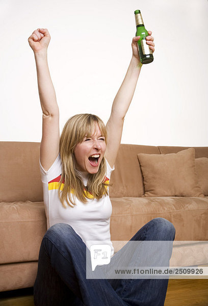 Fußballfans schauen Fußball-Spiel im Fernsehen