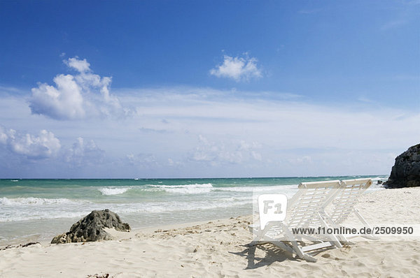 Mexiko  Yucatan  Empty deckchairs by the sea