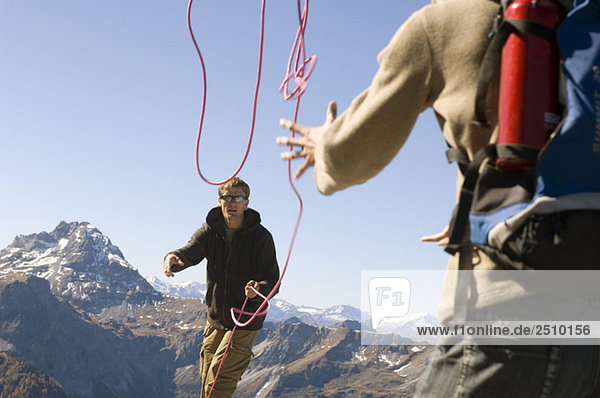 Österreich  Salzburger Land  Junges Paar mit Seil als Sicherheitsmaßnahme