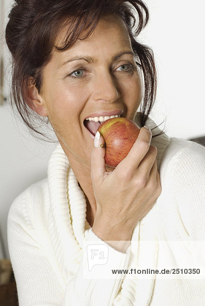Brünette Frau isst Apfel  Nahaufnahme