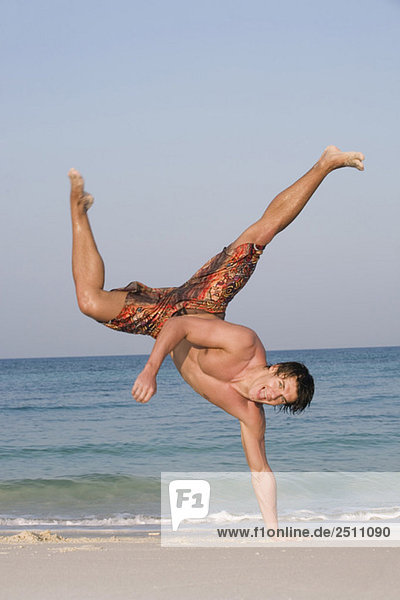 Asien  Thailand  Junger Mann übt Capoeira am Strand