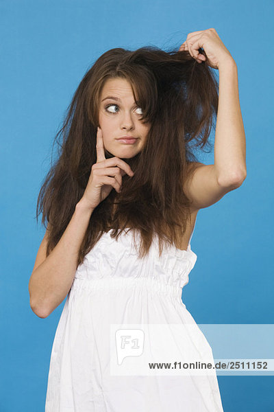 junge Frau reißt sich die Haare  Porträt