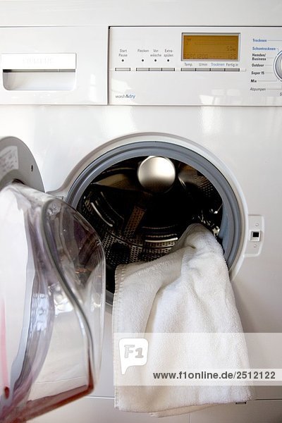 Nahaufnahme-Handtuch  die sich aus der Waschmaschine