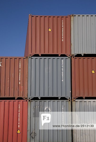 Cargo Container gegen blauen Himmel