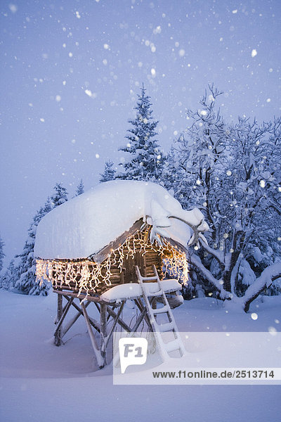 glühend Glut Winter Decke Abend Schnee Ländliches Motiv ländliche Motive Beleuchtung Licht Weihnachten Dekoration Alaska tief