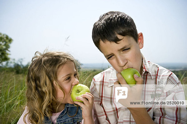 Kinder essen Äpfel
