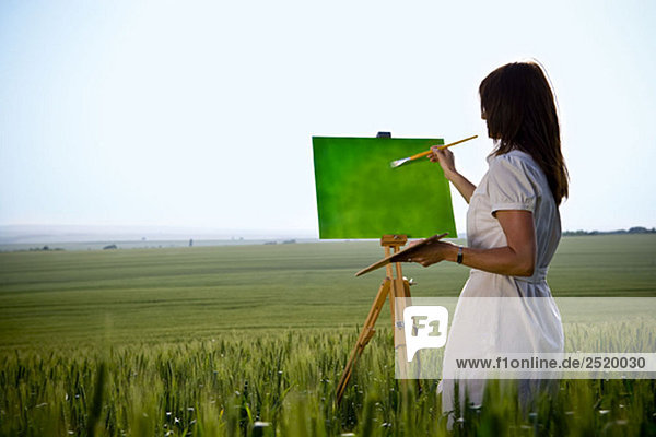 Frauenmalerei im Weizenfeld  hinten