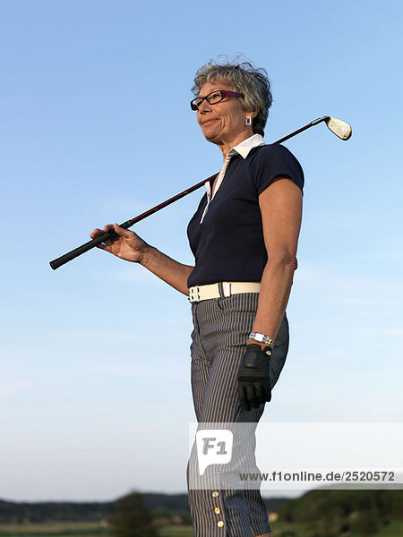 Frau mit Golfschläger