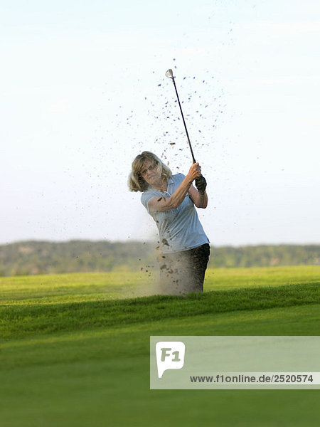 Frau im Golfbunker