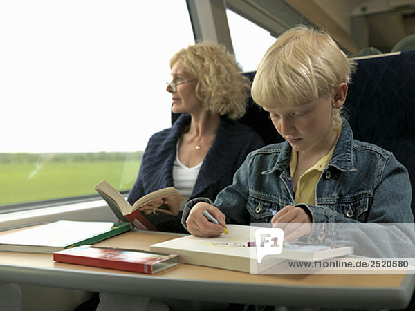 Großmutter und Enkel im Zug