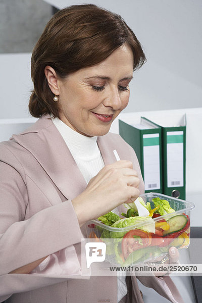 Geschäftsfrau beim Salatessen