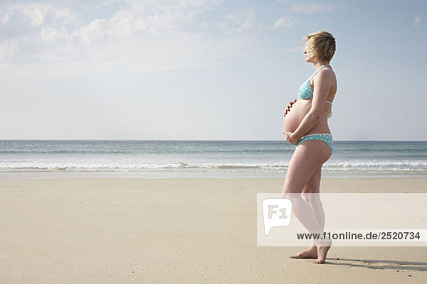 Schwangere Frau am Strand