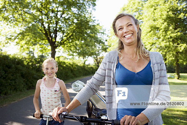 Mutter und Tochter mit Fahrrad