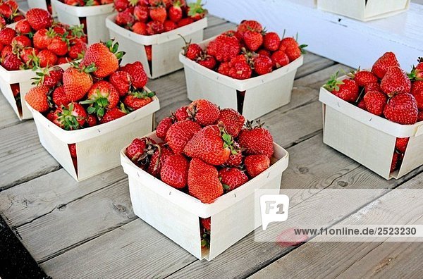 Frisch gepflückt Erdbeeren mit einem Bauernhof stand