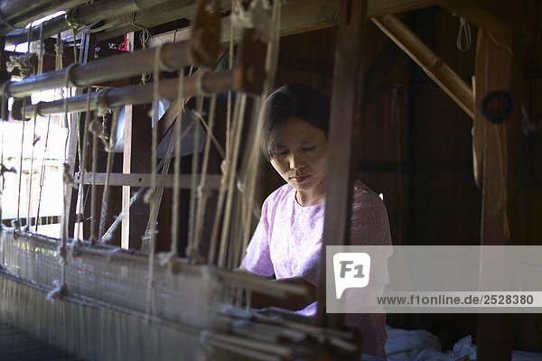 Frau Handloom Weben  Inle-See  Myanmar (Burma)