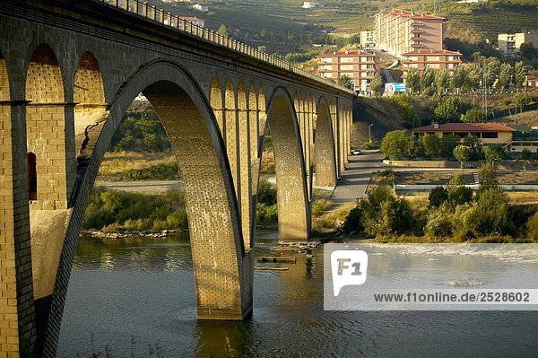 Brücke über Douro Fluss  Peso da Regua  Portugal