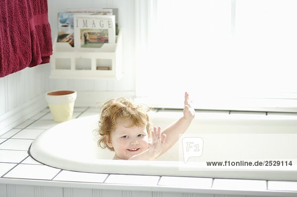 Kleines Mädchen in Badewanne