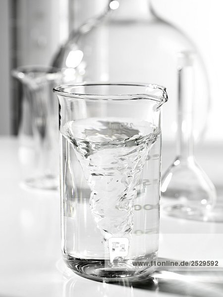 Wasser bilden einen Trichter in ein Becherglas