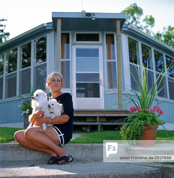 Stufe Frau Wohnhaus halten Hund Winnipegsee Manitoba