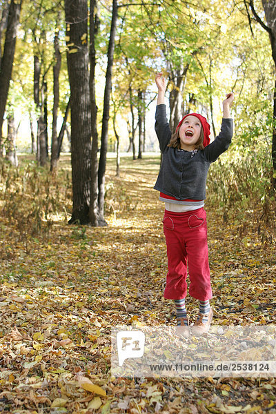 Mädchen springen in Kildonan Park  Winnipeg  Manitoba  Kanada