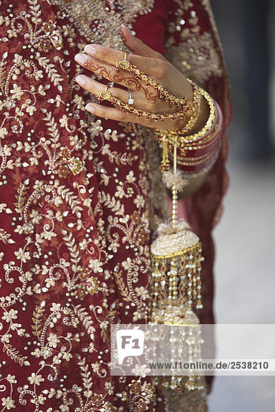 Frau der Hände und Kleid auf Sikh Hochzeit  Brampton  Ontario dekoriert.