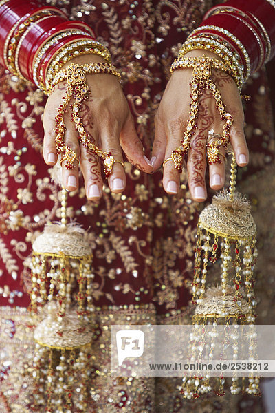 Frau dekoriert Hände auf Sikh Hochzeit  Brampton  Ontario