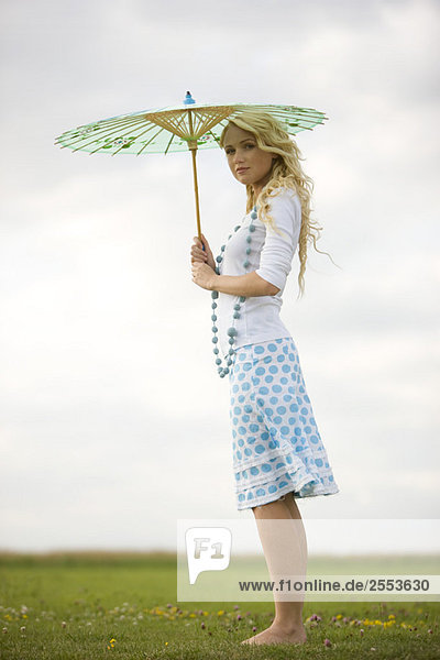 Junge Frau mit Regenschirm