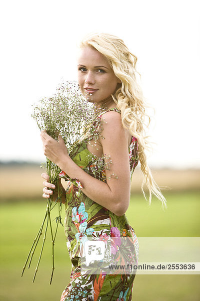 Junge Frau mit einem Blumenstrauß