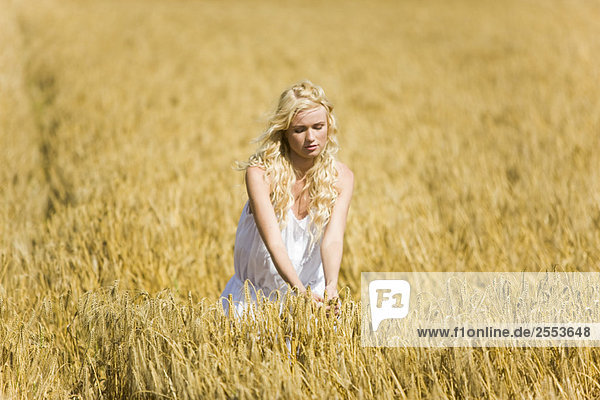 Junge Frau im Weizenfeld