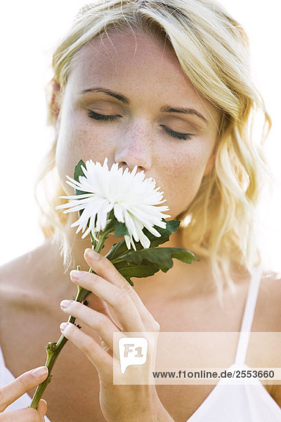 Junge Frau mit weißer Blume