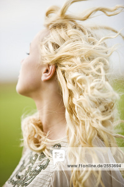 Porträt einer jungen Frau  Haare im Wind