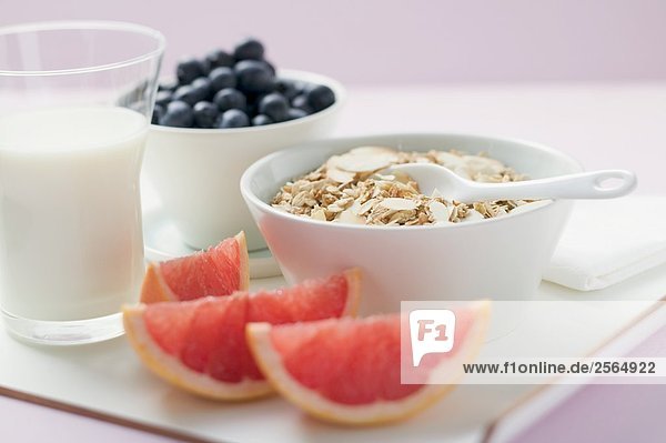 Müslizutaten: Cerealien Joghurt Heidelbeeren Grapefruit