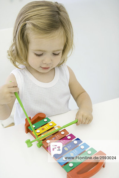Kleinkind Mädchen spielt Xylophon  Hochwinkelansicht